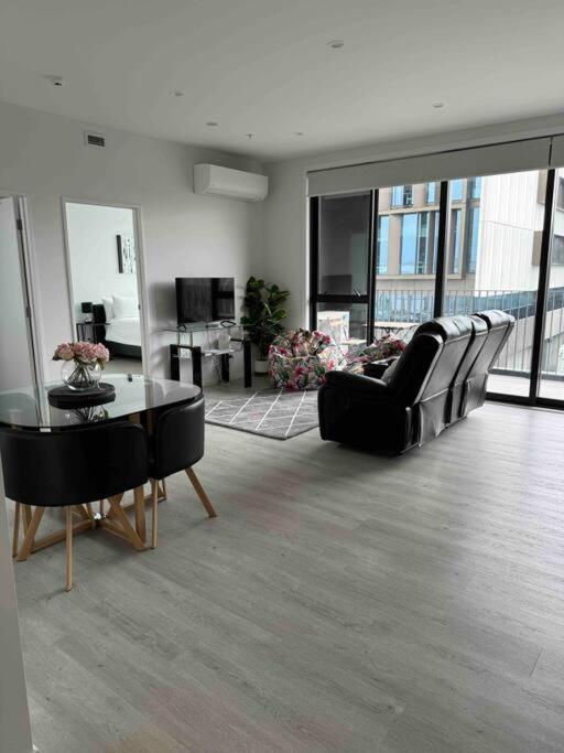 2 Bedrooms Apprtmt Plus Underground Parking In Cbd Christchurch Bagian luar foto