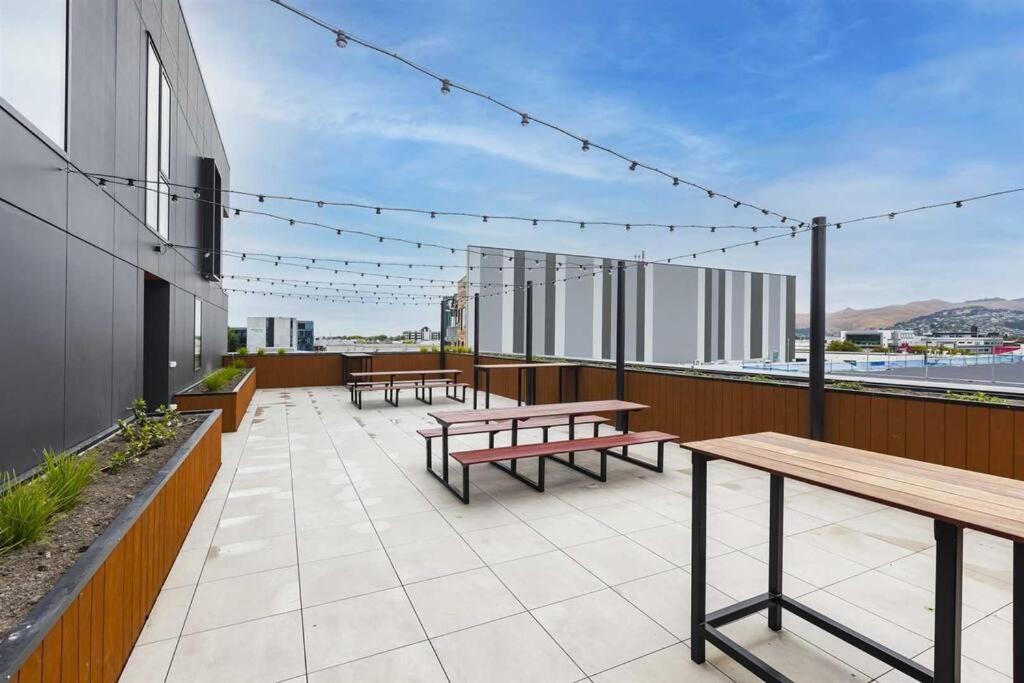 2 Bedrooms Apprtmt Plus Underground Parking In Cbd Christchurch Bagian luar foto