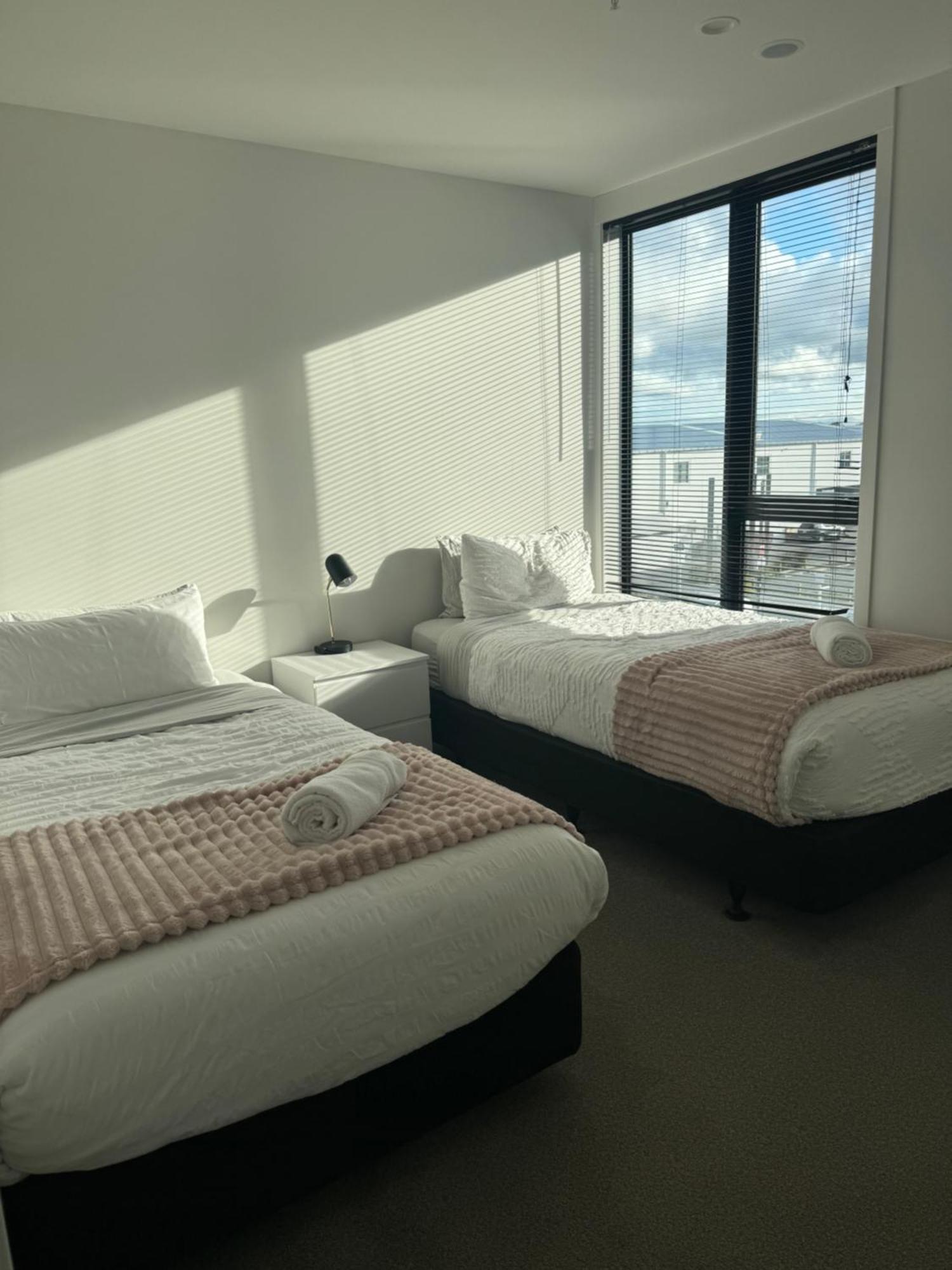 2 Bedrooms Apprtmt Plus Underground Parking In Cbd Christchurch Bagian luar foto